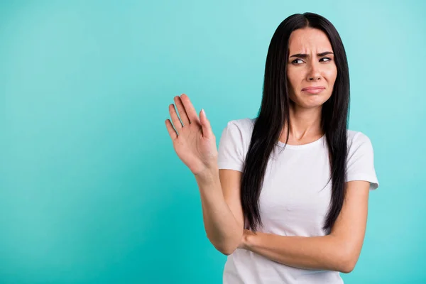 Foto einer unzufriedenen, lässigen Frau, die mit ihrer Handfläche gestikuliert, um aufzuhören, sich in Richtung ihrer Grimassen zu bewegen und angewidert zu sein — Stockfoto