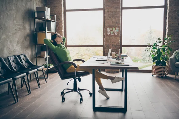 Perfil vista lateral dela ela agradável atraente agente sonhador menina corretor freelancer autônomo sentado em cadeira alongamento tendo descanso relaxar no moderno loft industrial interior local de trabalho estação — Fotografia de Stock