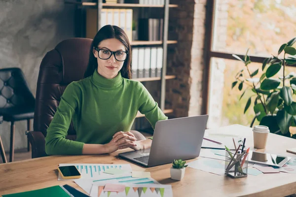 Porträtt av henne hon trevlig attraktiv attraktiv erfaren intelligent flicka agent mäklare direktör företag byrå ägare team ledare partner intervju på moderna loft industriell interiör arbetsplats station — Stockfoto