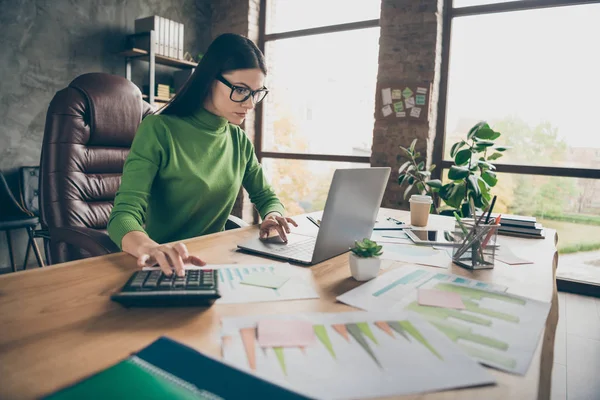 Porträtt av henne hon trevlig attraktiv attraktiv erfaren professionell flicka agent mäklare verkställande assistent beräkna inkomst vinst på moderna loft industriell interiör arbetsplats station — Stockfoto