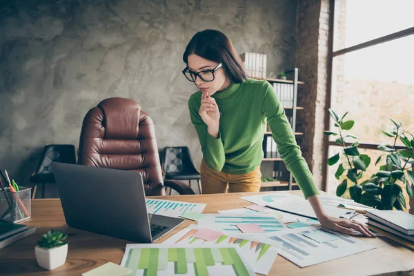 Ritratto di lei lei bella attraente esperto esperto professionista focalizzato ragazza agente mediatore analista preparare rapporto finanziario ricerca a moderno loft industriale interno posto di lavoro — Foto Stock