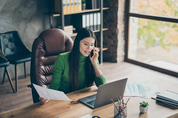 Photo de jolie femme d'affaires parler téléphone partenaires importante question d'investissement de démarrage de l'entreprise porter vert col roulé assis chaise bureau intérieur moderne — Photo