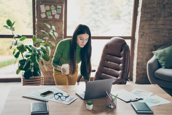 Porträtt av henne hon trevlig attraktiv vacker charmig söt dam finansiär marknadsförare arbetsdag dricka latte skapa start på moderna loft industriell interiör arbetsplats station — Stockfoto