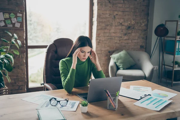 Ritratto di lei lei bello attraente stanco esausto signora ceo capo direttore esecutivo marketing seduto in sedia sentirsi male toccando templi al moderno loft industriale posto di lavoro interno stazione — Foto Stock