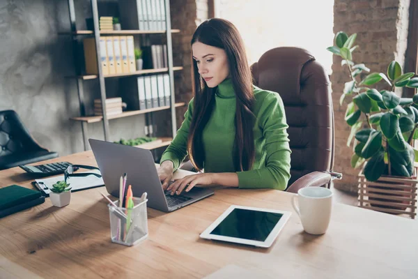 Porträtt av henne hon trevlig attraktiv fokuserad allvarlig smart smart intelligent dam agent mäklare skriva e-post förbereda marknadsundersökning rapport modern loft industriell stil interiör arbetsplats station — Stockfoto