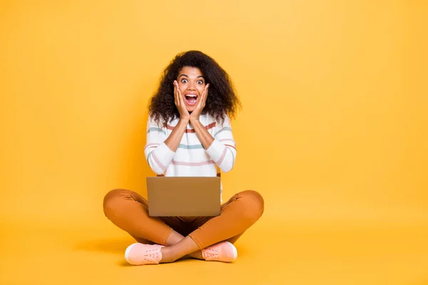 Pose Browsing Stock Photos Royalty Free Pose Browsing Images Depositphotos