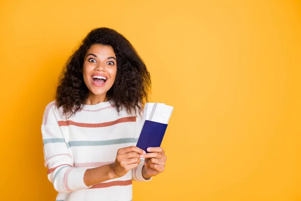 Pacchetto last minute. Foto ritratto di divertente eccitato allegro emotivo esprimendo allegria adolescente hipster ragazza giovanile che mostra due biglietti nelle sue mani isolato colore brillante sfondo — Foto Stock