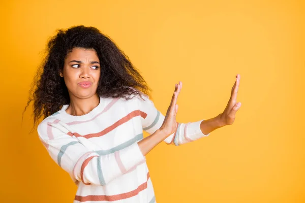 Foto van ongelukkige verdrietige boos ontevreden hipster proberen om vuil werk te voorkomen niet willen schoonmaken huis helpen mensen geïsoleerde levendige kleur achtergrond — Stockfoto