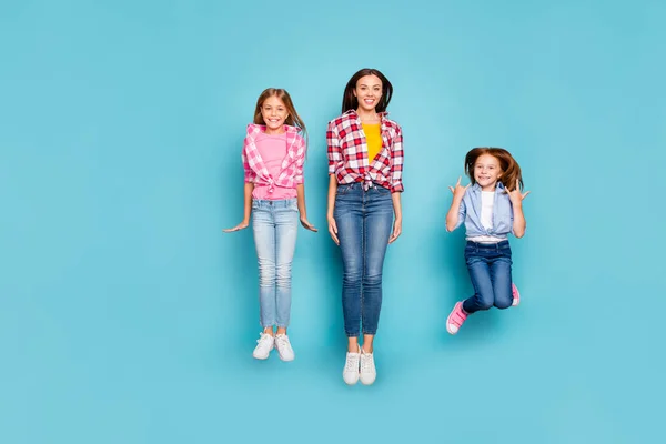 Pleine longueur taille de la photo de la joie belle famille pin-up décontracté blanc passer leur temps libre sautant en jeans denim tout en étant isolé avec fond bleu — Photo