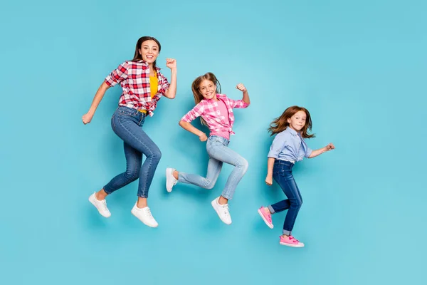 Plná délka tělo velikost fotografie radostné veselý rád bílý pin-up rodina běží za sebou na sobě džíny džíny, zatímco izolované s modrým pozadím — Stock fotografie