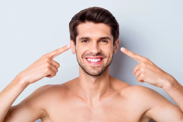 Close-up portrait of his he nice attractive glad cheerful cheery bearded guy demonstrating good sight eye lenses see look medical treatment isolated over light white gray color pastel background — Stock Photo, Image