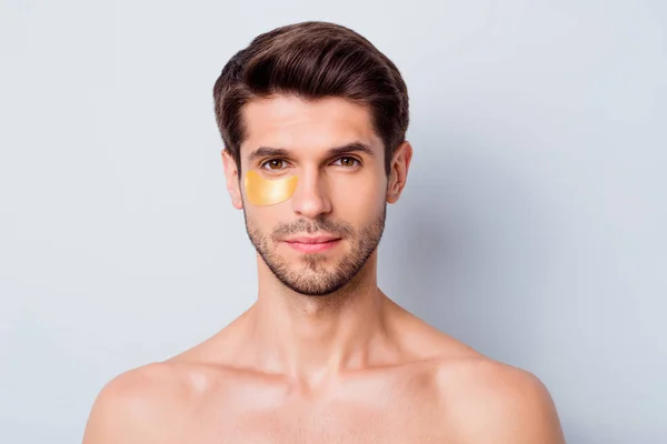 Közelkép portré az ő szép vonzó magabiztos ápolt szakállas barna hajú fickó visel szemtapasz modern terápiás hatás elszigetelt világos fehér szürke színű pasztell háttér — Stock Fotó