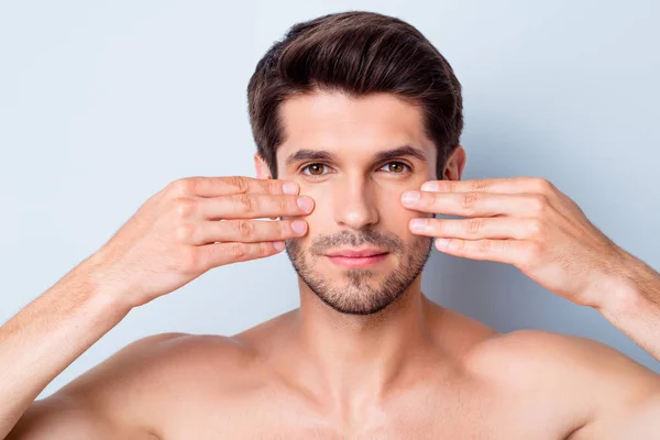 Retrato de cerca de su agradable atractivo barbudo tranquilo moreno tocando mejillas aplicando terapia de tratamiento de gel suavizante perfección aislada sobre fondo pastel de color gris claro — Foto de Stock