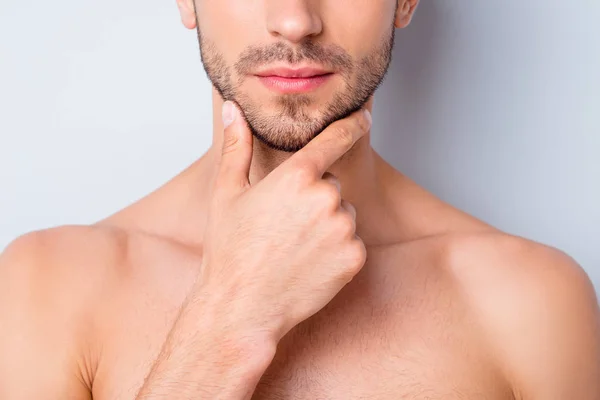 Cortado close-up foto do cara macho perfeito barba limpa olhando espelho toque queixo não tenho certeza sobre a barba nu tronco masculino corpo metrosexual isolado fundo cinza — Fotografia de Stock