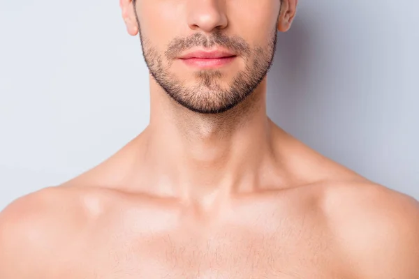 수염을 깎지 않은 진지하고 매력적 인 남자 수염이 나지 않은 완벽하고 부드러운 피부 온천 치료, 밝은 흰색 회색 파스텔 배경에서 분리 — 스톡 사진