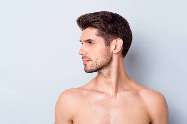 Profil côté photo de mâle macho guy sentir beau après visite spa salon soin de la peau traitement isolé sur fond de couleur grise — Photo