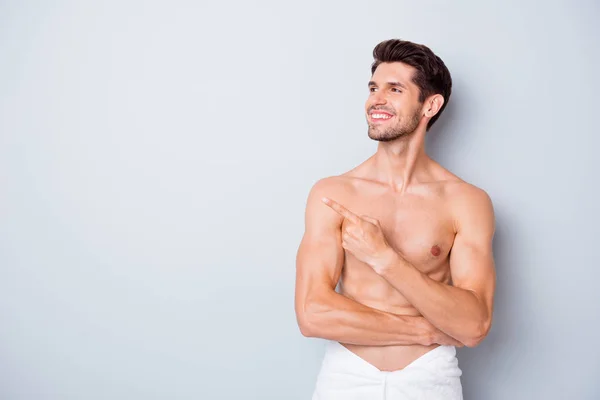 프로필 옆에 있는 잘생긴 남자의 사진 spa salon skincare 치료 포인트 핑거 복사 영역 분리 된 흰색 수건을 회색 배경 위에 착용 — 스톡 사진