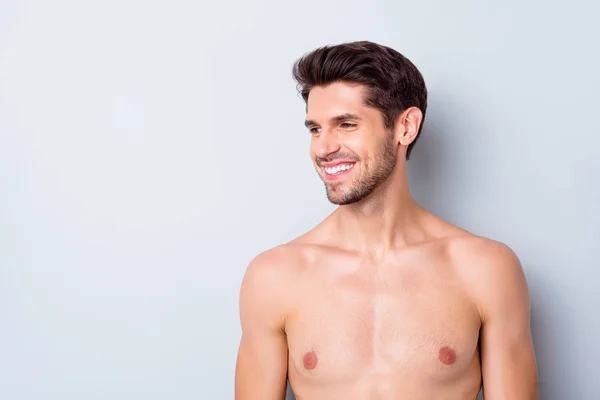 Primeros planos foto de macho chico perfecto peinado aseado mirando lado toothy sonriendo desnudo torso masculino cuerpo arreglado metrosexual aislado gris fondo — Foto de Stock