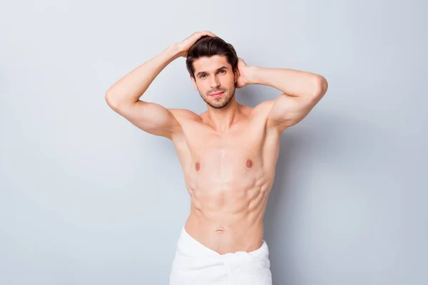 Retrato de hombre macho brutal masculino tiene procedimiento de higiene peluquero toque corte de pelo limpio disfrutar de champú anti caspa toalla blanca aislado fondo de color gris —  Fotos de Stock