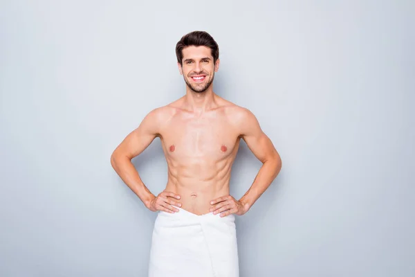 Pozitif erkek portresi spa derisi prosedürü. Kusursuz bir efekt. Gri arka planda beyaz havluyla banyoda dikil. — Stok fotoğraf