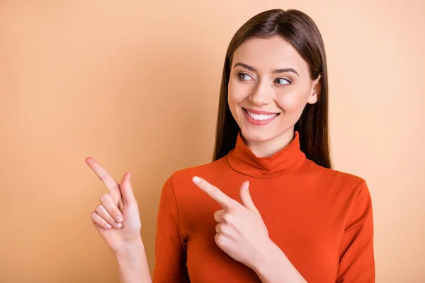 Foto van charmante mooie aantrekkelijke schattig advocaat wijzen op reclame met haar wijsvingers glimlachend tandheelkundig geïsoleerd over pastel kleur achtergrond — Stockfoto