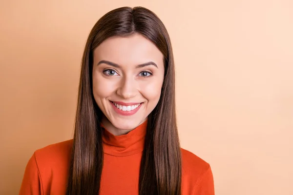 Närbild porträtt av henne hon trevlig attraktiv härlig älskvärd ganska vinglig glad glad glädje innehåll rakhårig flicka isolerad över beige pastell färg bakgrund — Stockfoto