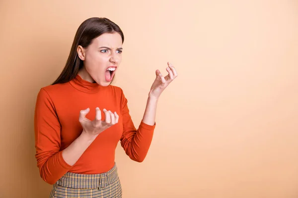 Porträtt av henne hon trevlig attraktiv sur grinig lynnig aggressiv rakhårig flicka med kampen konflikt låtsas isolerad över beige pastell färg bakgrund — Stockfoto