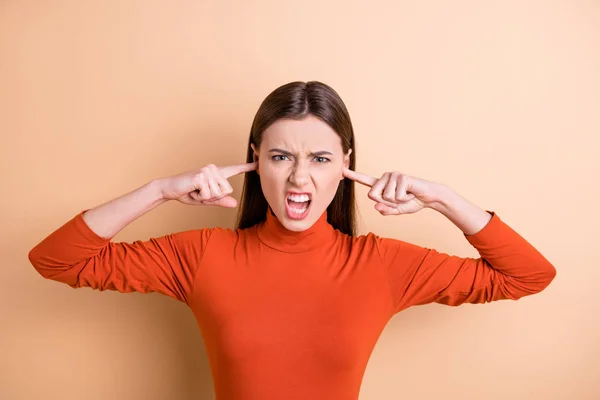 Närbild porträtt av henne hon trevlig attraktiv sur sur grinig dyster dyster nervös rakhårig flicka som uttrycker förtvivlan stänga öron isolerade över beige pastell färg bakgrund — Stockfoto