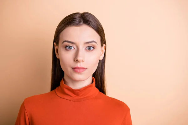 Retrato de cerca de ella ella agradable atractivo lindo lindo contenido tranquilo serio chica de pelo recto agente de bienes raíces economista aislado sobre fondo de color pastel beige — Foto de Stock