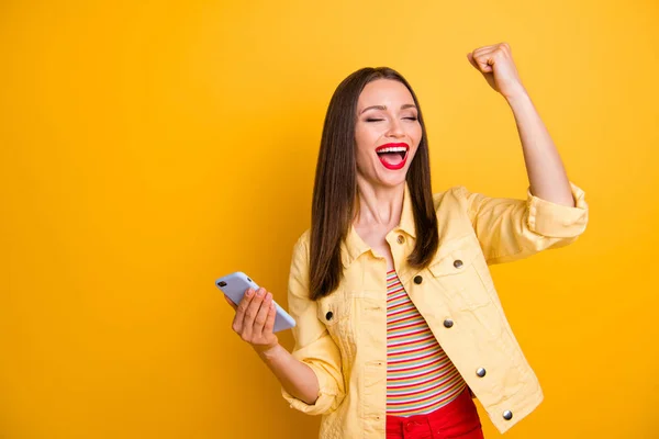 Foto di allegro positivo piuttosto carino affascinante fidanzata sorriso denti urlando sì rendendo pugno isolato colore vivido sfondo — Foto Stock