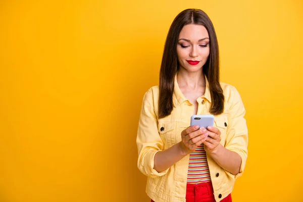 Foto van pensive vriendin op zoek naar telefoon browsen staan in de buurt van lege ruimte met lippen pomaded geïsoleerde levendige kleur achtergrond — Stockfoto