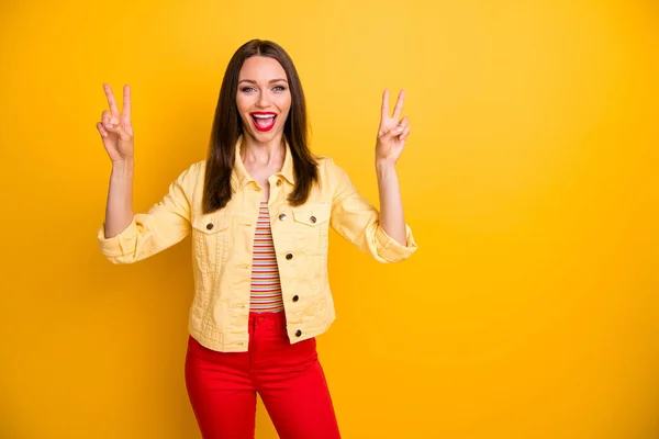 Foto di allegro carino bella donna attraente mostrando doppio v-segno in pantaloni con bocca aperta isolato sfondo di colore vivido — Foto Stock