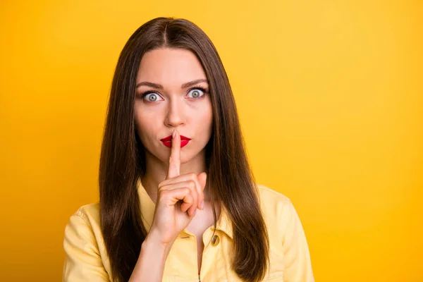 Foto da mulher preocupada tocando seus lábios com indicador pomaded neaer espaço vazio close-up mostrando shh sinal isolado cor viva fundo — Fotografia de Stock