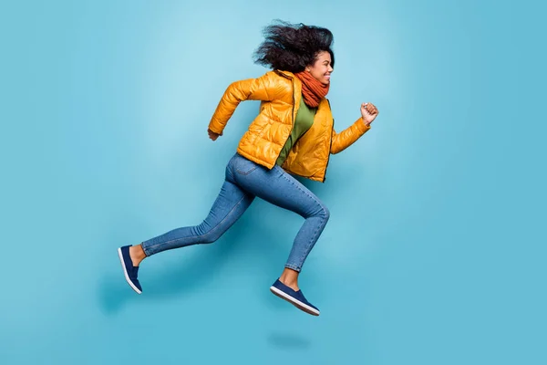 Full length profile photo of beautiful dark skin lady jumping high running sale shopping βιαστικά wear overcoat jeans πράσινο φούτερ — Φωτογραφία Αρχείου