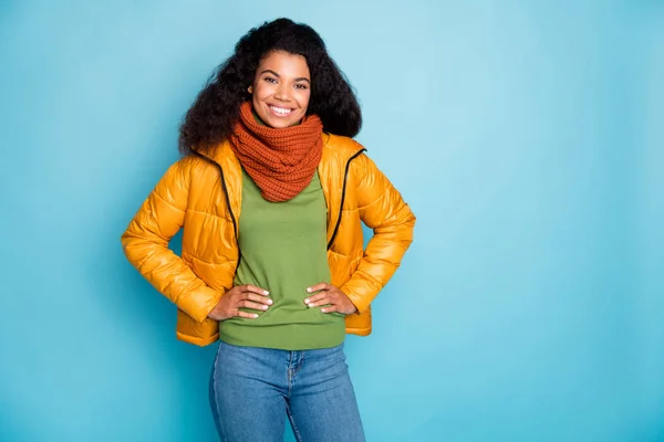 Foto de hermosa piel oscura dama ondulada buen tiempo de otoño va fuera caminar viajero desgaste moda amarillo caída abrigo jeans verde suéter aislado color azul fondo — Foto de Stock