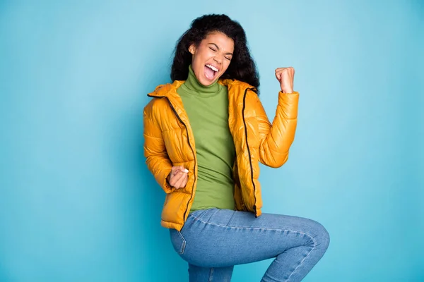 Foto de increíble piel oscura rizado dama celebrando partido de fútbol objetivo gritando desgaste moda amarillo primavera abrigo jeans verde jersey aislado azul color fondo —  Fotos de Stock