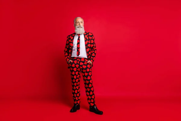 Full length dimensione del corpo vista del suo bel contenuto attraente di successo grave uomo dai capelli bianchi che indossa costume tema modello cuore isolato su brillante vivido brillare vibrante sfondo di colore rosso — Foto Stock