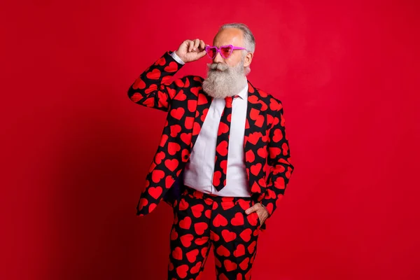 Çekici içeriğinin portresi modern moda gri saçlı adam kulübü Mc dokunmatik gözlükler takıyor parlak parlak parlak parlak parlak parlak parlak kırmızı arka planda izole bir gün — Stok fotoğraf