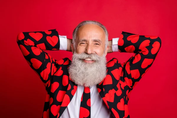 Gros plan portrait de son il agréable attrayant positif gai gai homme aux cheveux gris tenant la main derrière la tête reposant jour festif festif isolé sur brillant vif fond de couleur rouge vif — Photo