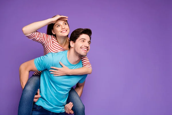 Foto de duas pessoas despreocupadas funky cara carregando senhora piggyback alegre tempo livre fim de semana de verão usar casual elegante azul listrado t-shirts jeans isolado cor roxa fundo — Fotografia de Stock