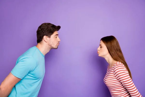 Perfil foto de dois engraçados adorável cara senhora pessoas casal em pé oposto cego data beijos olhos fechados desgaste casual azul listrado t-shirts isolado roxo cor fundo — Fotografia de Stock