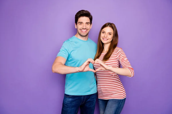 Foto de dos personas encantadoras pareja haciendo manos dedos figura del corazón celebrando amantes día desgaste casual traje camisetas azul a rayas jeans aislados color púrpura fondo — Foto de Stock