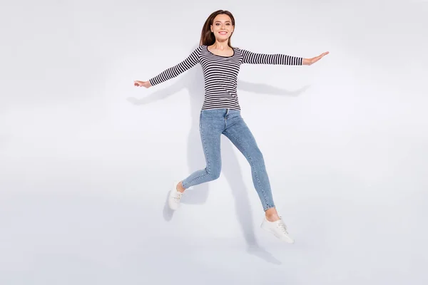 Pleine longueur taille du corps vue d'elle elle belle allure attrayante charmante joyeuse fille aux cheveux raides ayant du plaisir temps libre week-end vacances fantaisie isolé sur fond de lumière blanche — Photo