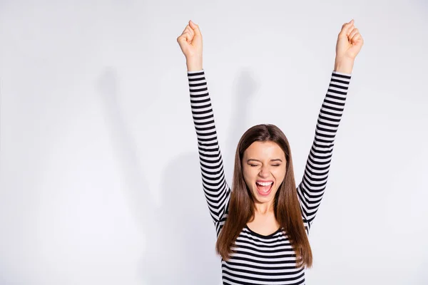 Närbild porträtt av henne hon trevlig attraktiv charmig härlig glad glad glad extatisk rakhårig flicka stigande händer upp cool seger triumf isolerad över vitt ljus bakgrund — Stockfoto