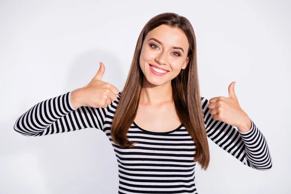 Retrato de joven bonita mostrando su pulgar hacia arriba sonriendo usando camisa a rayas aislada sobre fondo blanco — Foto de Stock