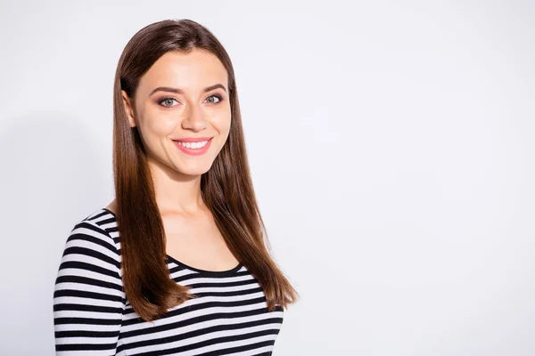 Retrato girado de juventud encantadora mirando a la cámara con sonrisa dentada usando camisa a rayas aislada sobre fondo blanco —  Fotos de Stock