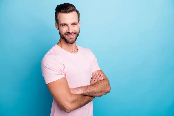 Profilo foto di fiducia in se stessi ragazzo d'affari prepotente incrociato braccia amichevole toothy beaming amore sorridente il suo lavoro indossare casual rosa t-shirt isolato colore blu sfondo — Foto Stock