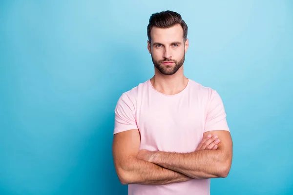 Photo of amazing business guy bossy crossed arms not satisfied with colleagues late work strict chief wear casual pink t-shirt isolated blue color background — Stock Photo, Image