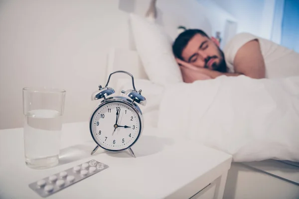 Ritratto del suo bel ragazzo tranquillo e assonnato sdraiato sul letto trattamento di terapia della malattia del sonno prescrizione medica a notte fonda casa hotel camera bianca casa piatta — Foto Stock