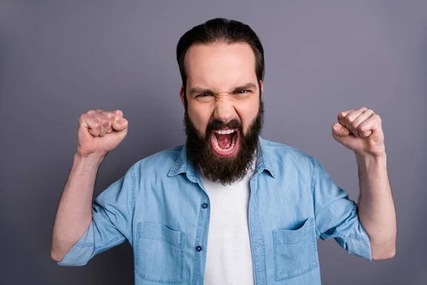 Close up foto di furioso oltraggiato ragazzo hanno scandalo disaccordo con il suo amico alzare i pugni urlare indossare vestiti alla moda isolato su sfondo di colore grigio — Foto Stock